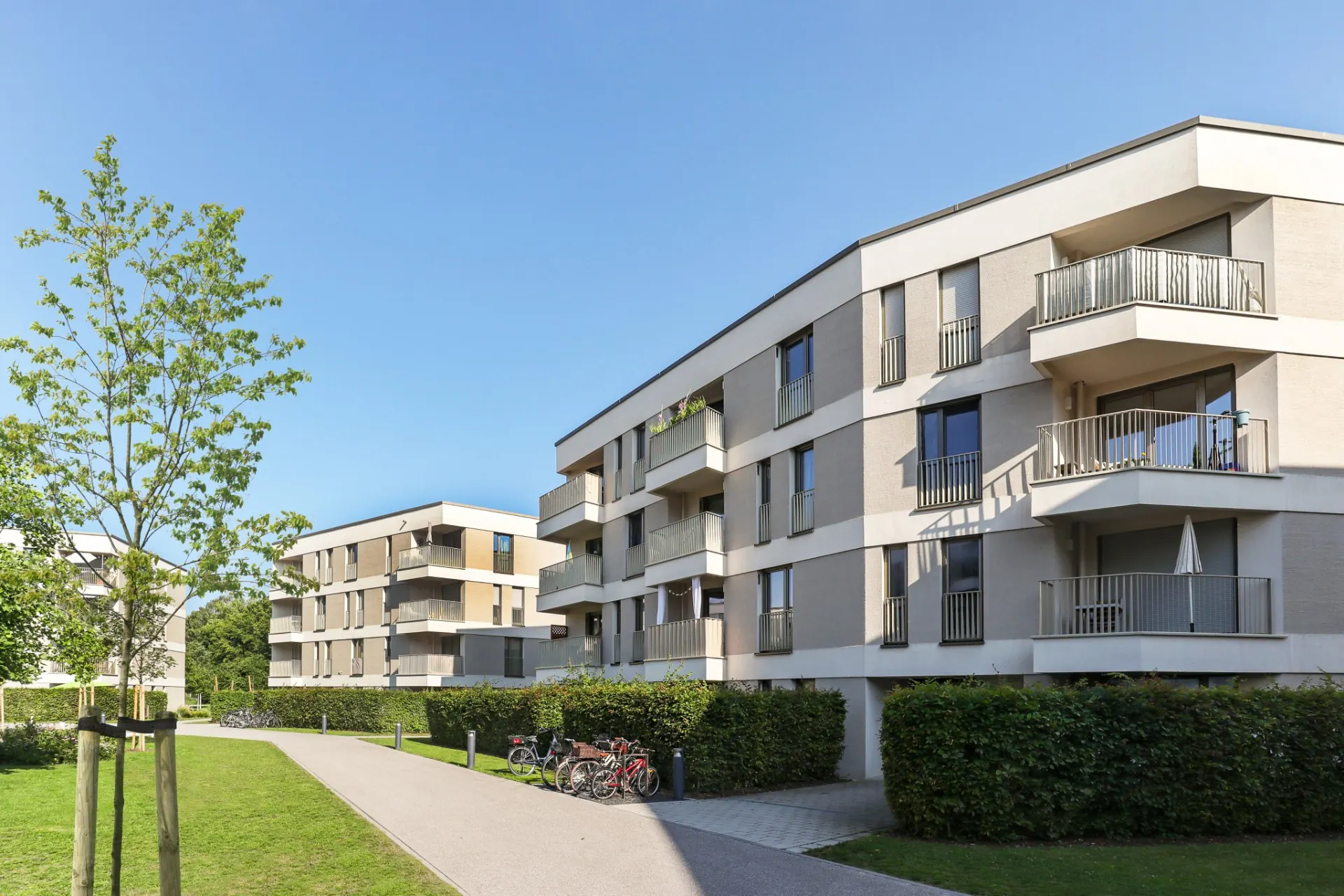 Résidence d’appartements récente avec balcons et jardin, logements à louer après diagnostics