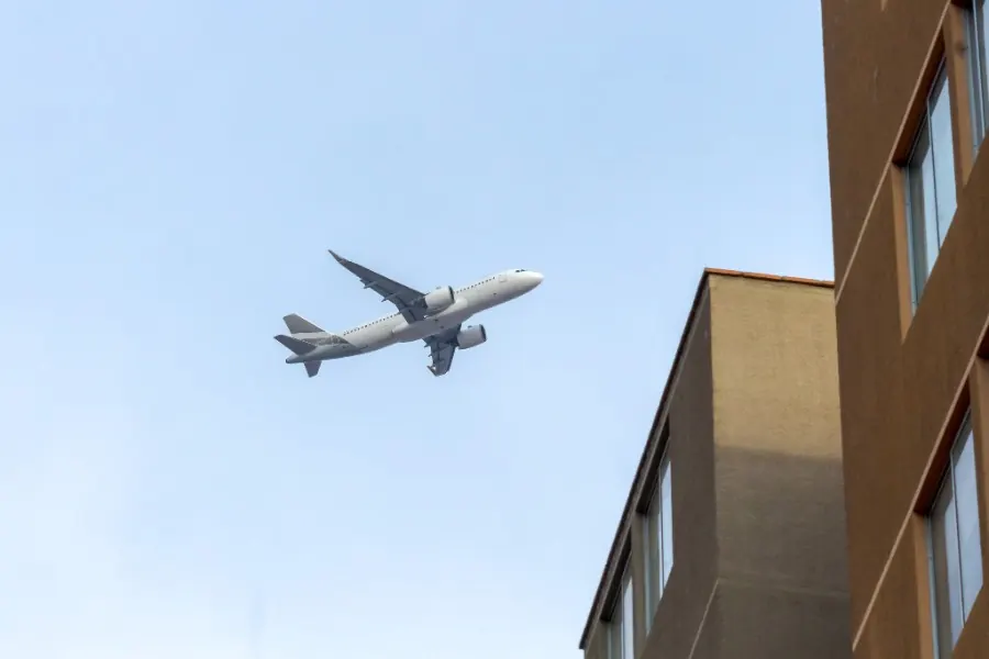 Avion de ligne survolant des immeubles, nuisances relevées dans l’état des nuisances sonores aériennes